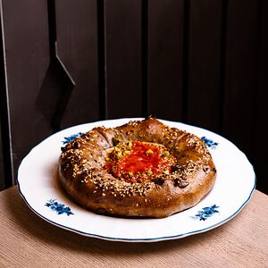 Круглый бородинский хачапури с сулугуни и спелым томатом