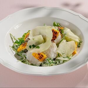 Зеленый салат с кальмаром, кукурузой и маринованной маргеланской редькой 