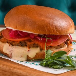 Бургер с рваной копченой свининой