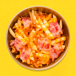 Картофель фри с беконом в сырном соусе