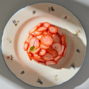 Миндальный бисквит с кокосовым кремом и свежей клубникой