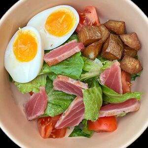Салат с тунцом медиум, соусом нисуаз, яйцом и печеным картофелем