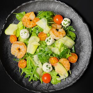 Салат с креветками и маринованным цуккини