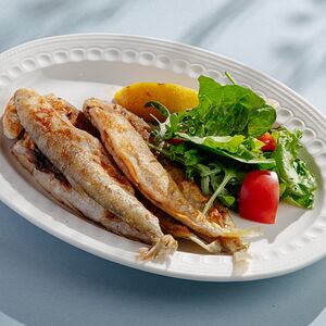 Ладожская корюшка с миксом салатов и соусом тартар