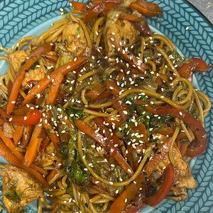 Лапша с курицей и овощами 