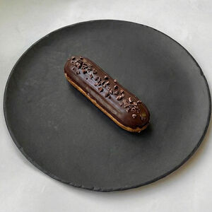 Шоколадный эклер 