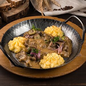 Бефстроганов из говядины с картофельным пюре и салатом из маринованных груздей