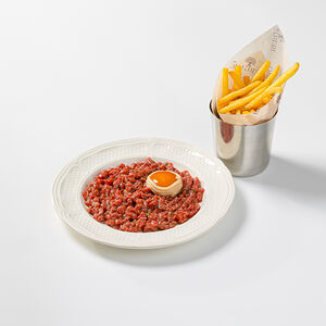 Тартар из мраморной говядины с картофелем фри