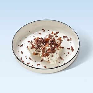 Итальянские профитроли с шоколадной начинкой и сливочным муссом