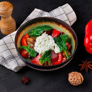 Салат со страчателлой, свежими томатами, печёными перцами и баклажанами