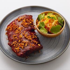 Свиные ребра с вишней и молодой капустой