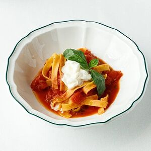 Феттуччине с томатами и страчателлой