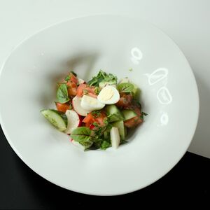 Домашний овощной салат с зеленью и яйцом