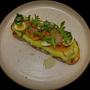 Брускетта с лососем и муссом из авокадо