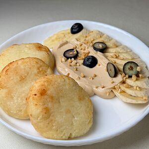 Сырники с арахисовым муссом и голубикой 
