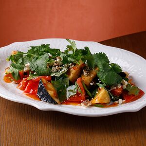 Салат с хрустящими баклажанами и копченой фетой