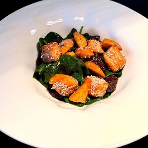 Тёплый салат с лососем 