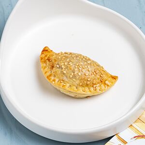 Запечённый пирожок с курицей, говядиной и кунжутом