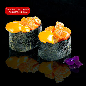 Гункан с лососем