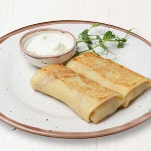 Блины с мясом , жареным луком и яйцом 