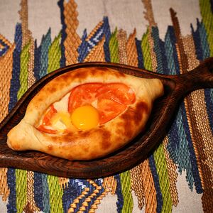 Хачапури по-аджарски с томатами