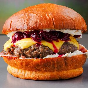 Бургер с вишней и копченым беконом