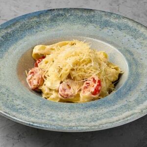 Сырная паста с дорблю и томатами черри