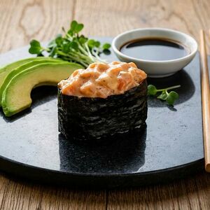 Гункан острый с лососем