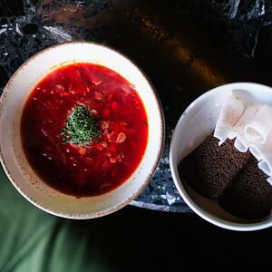 Борщ с копченой курицей, хлебом и салом