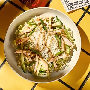 Салат с цыпленком и жареной фунчозой