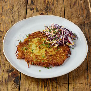 Картофельный драник с салатом