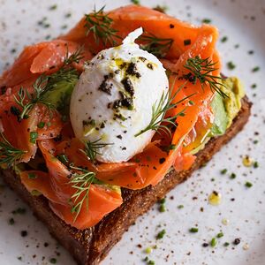 Тост с авокадо, лососем и яйцом пашот