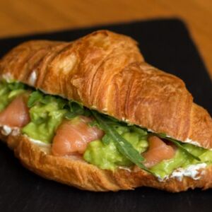 Круассан с лососем