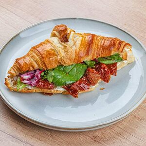 Круассан с вялеными томатами