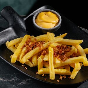 Картофель фри с жареным луком и соусом