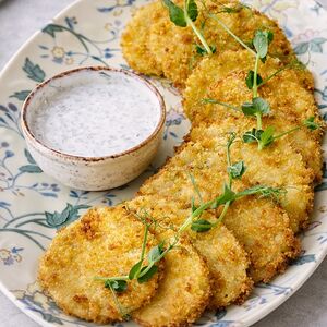 Жареный баклажан панко со сметанно-чесночным соусом 