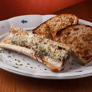 Запеченный костный мозг с тартином