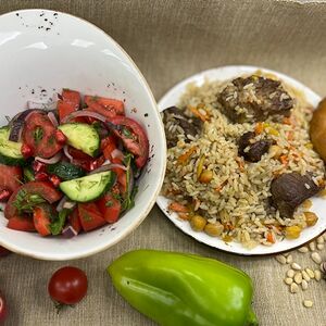 5. Плов, овощной салат и пампушка