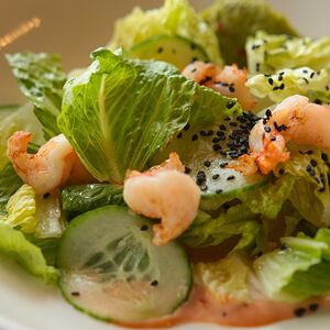Зелёный салат с креветками и гуакамоле