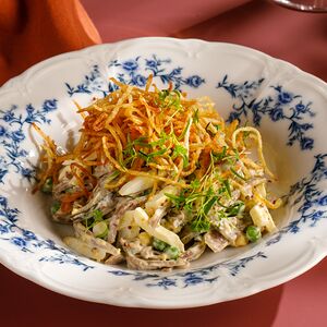 Салат с говяжьим языком и маринованными огурцами