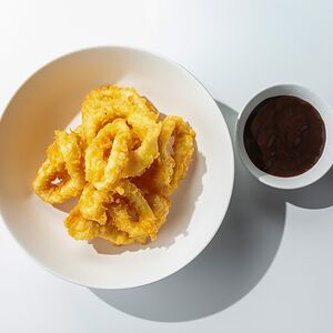 Кольца кальмара в панировке с соусом BBQ