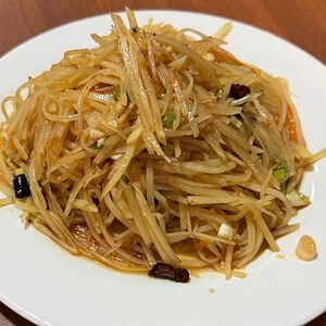 Жареный шинкованный картофель в кисло-остром соусе