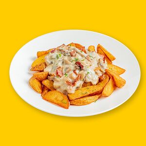 Картофель по-деревенски с беконом, грибами в сливочном соусе