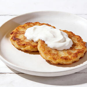 Картофельные драники со сметаной