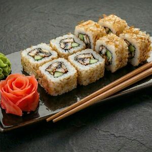 Спайси-ролл в стружке тунца угорь