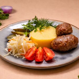 Котлета из телятины с картофельным пюре и домашними соленьями