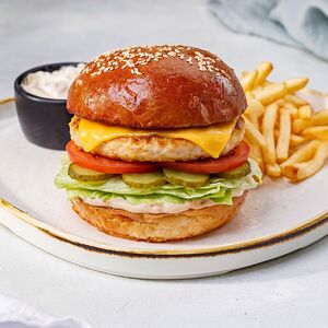 Бургер с курицей, картофелем фри и соусом айоли