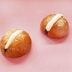 Булочка Маритоццо с черной смородиной
