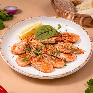 Креветки, обжаренные с чесноком и зеленью