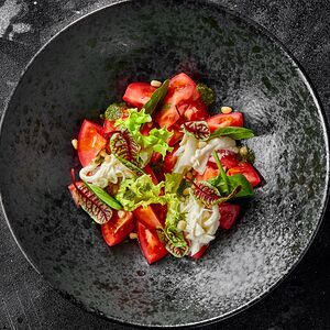 Салат с томатами и фермерской страчателлой 